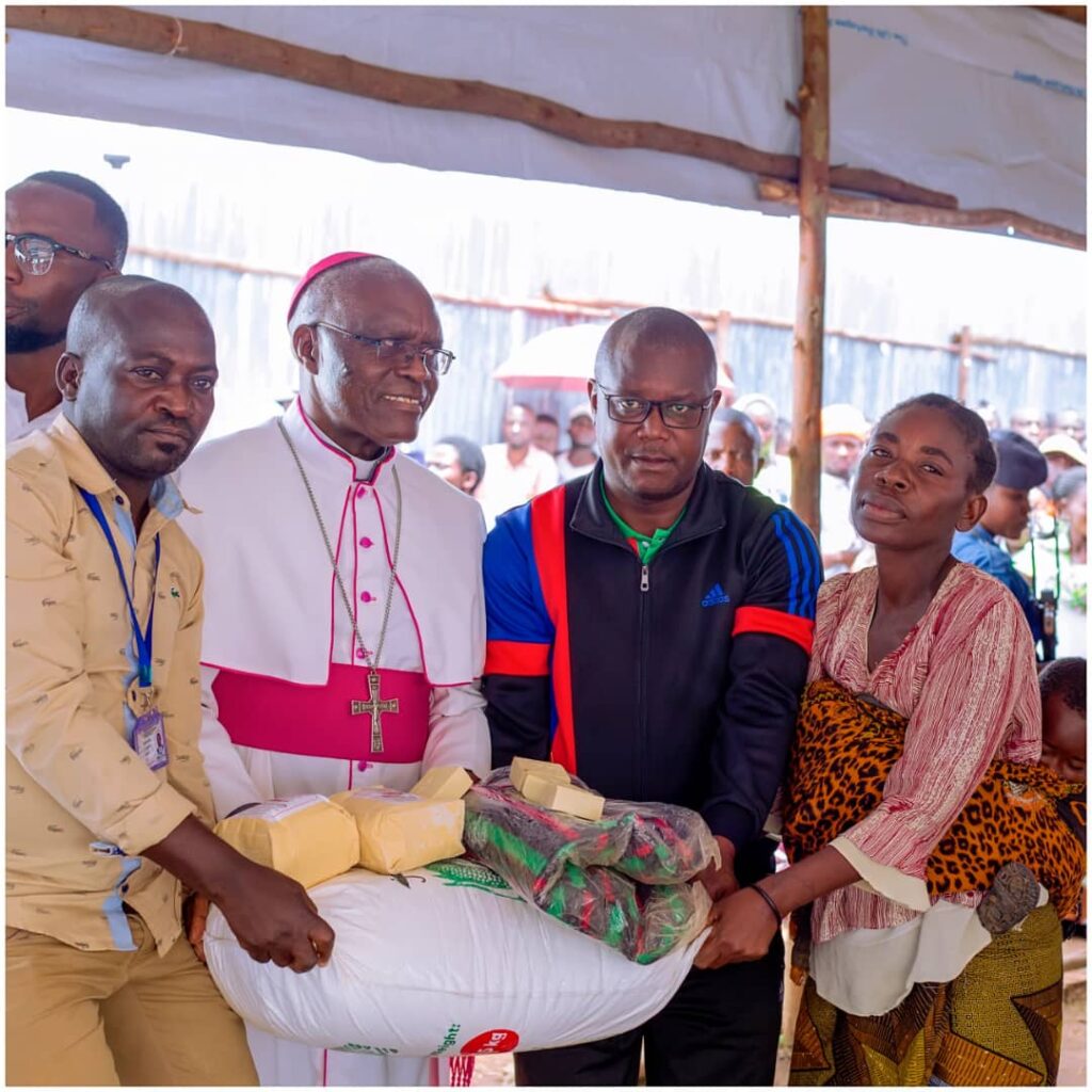 L'Eveque de Muyinga et représentant légal de l'ODEDIM inaugure la distribution du paquet à un des réfugiés